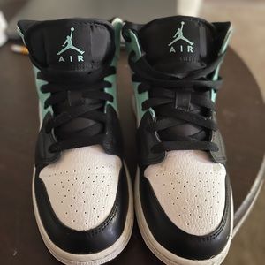 Selling my kids shoes cause they don’t fit anymore very good condition